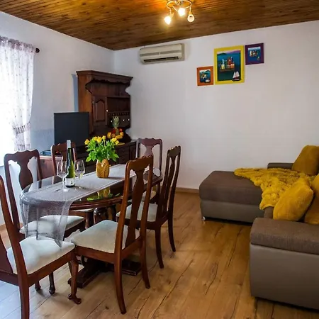 Mediterranean Old House Каштела